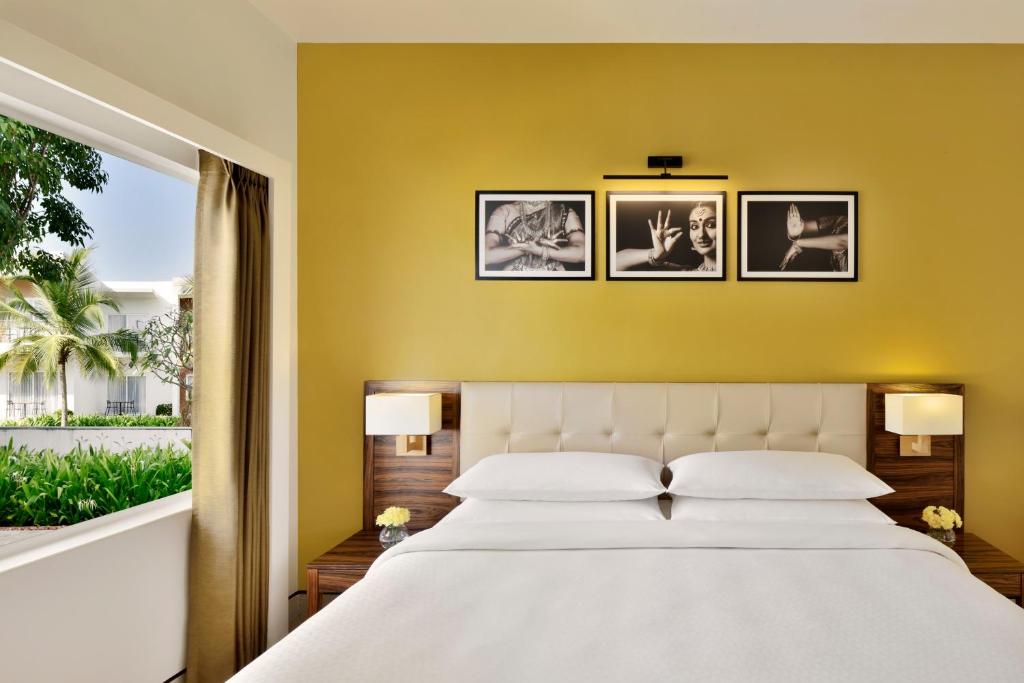 Postel nebo postele na pokoji v ubytování Four Points by Sheraton Mahabalipuram Resort & Convention Center