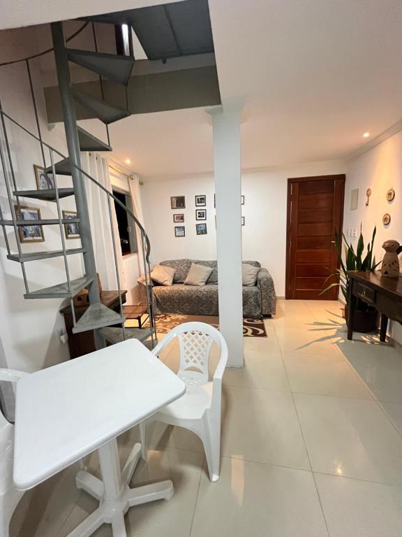 uma sala de estar com uma mesa branca e um sofá em Apartamento no Centro em Porto Seguro