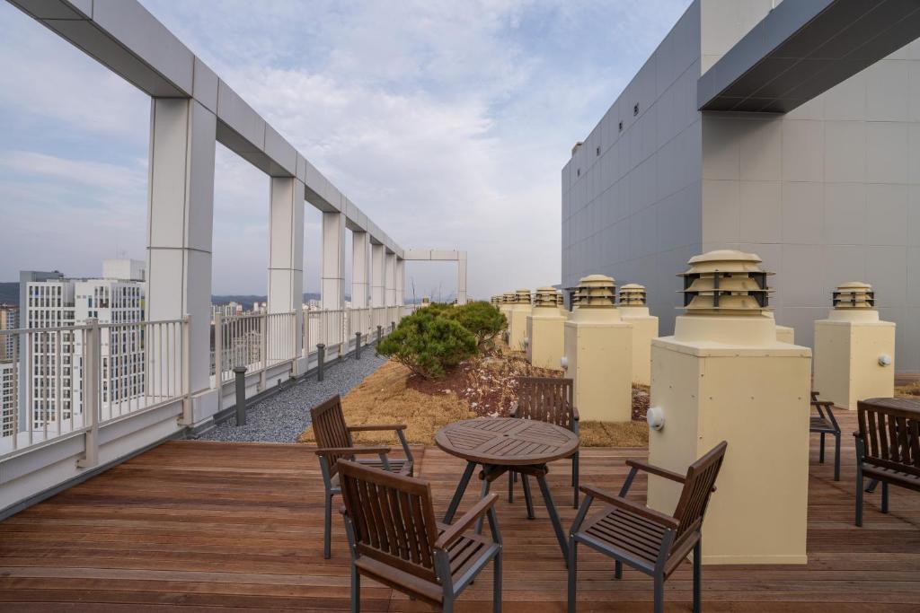 Balkón nebo terasa v ubytování Golden Planet Hotel-Pyeongtaek Godeck