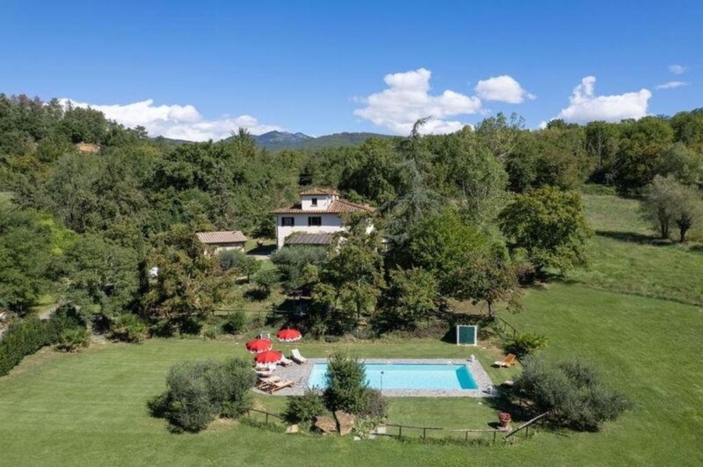 - une vue aérienne sur une maison et une piscine dans l'établissement Ferienhaus mit Privatpool für 10 Personen ca 300 qm in Terranuova Bracciolini, Toskana Provinz Arezzo, à Terranuova Bracciolini