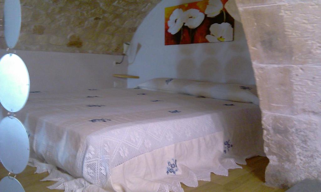 ein Schlafzimmer mit einem weißen Bett mit Ballons darin in der Unterkunft Dammuso Raffaello in Scicli