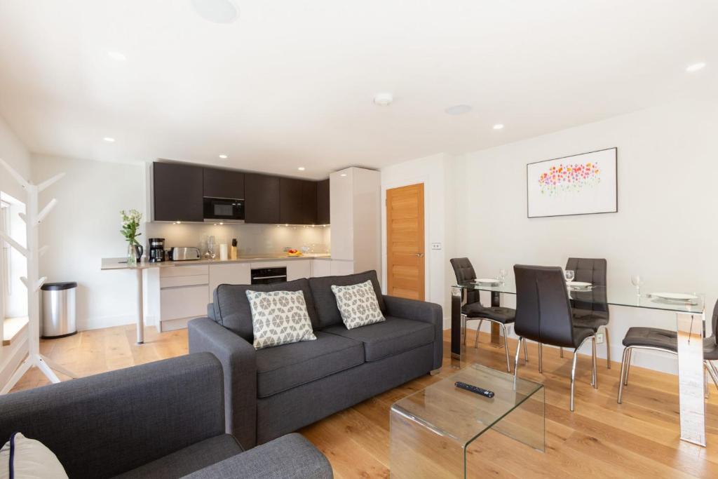 a living room with a couch and a table at Central Fitzrovia - 1BR - CityApartmentStay in London