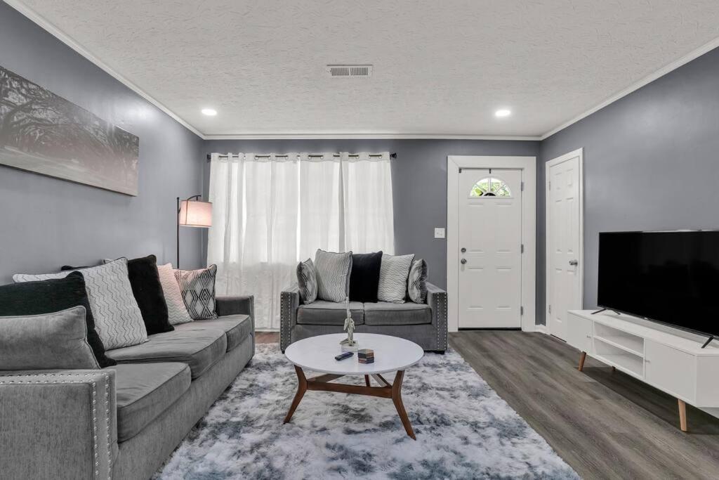 ein Wohnzimmer mit Couch und Fernseher in der Unterkunft Daniel's Midtown Retreat - Pet Friendly - 5 beds - Centrally Located in Montgomery