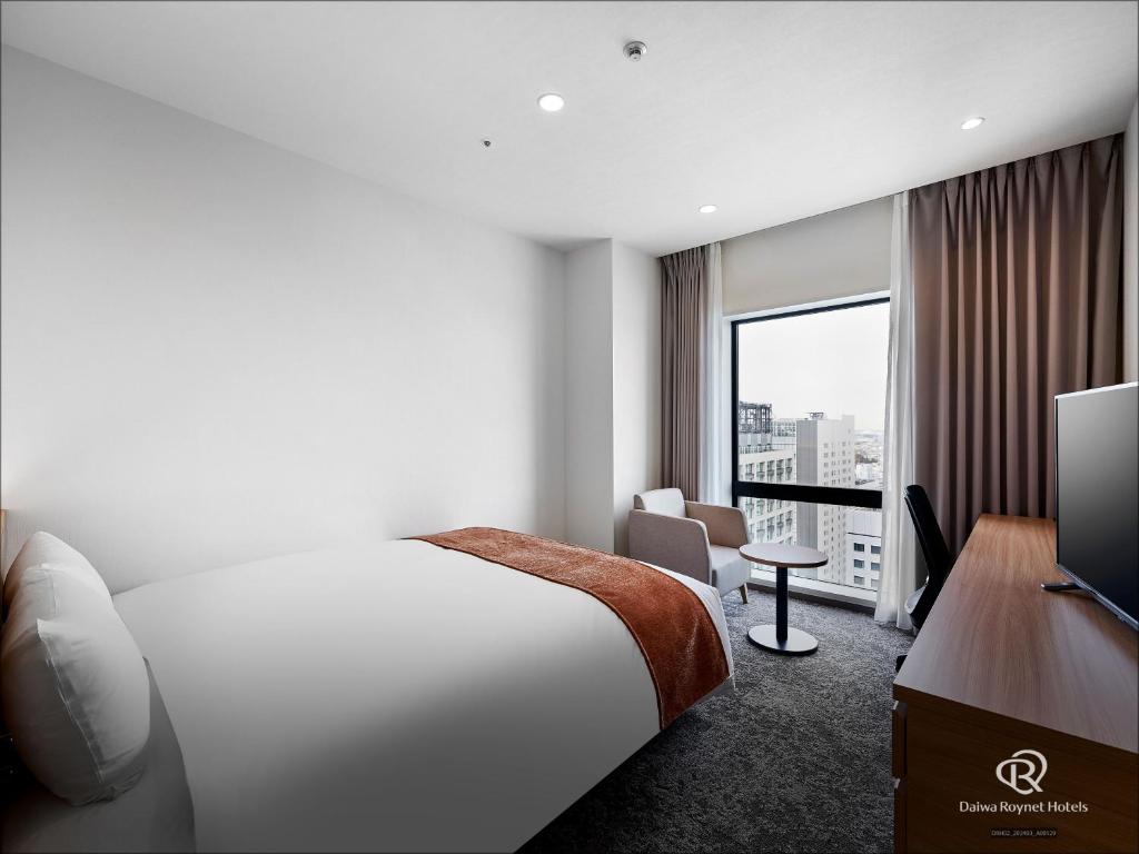 Postel nebo postele na pokoji v ubytování Daiwa Roynet Hotel Omiya-nishiguchi