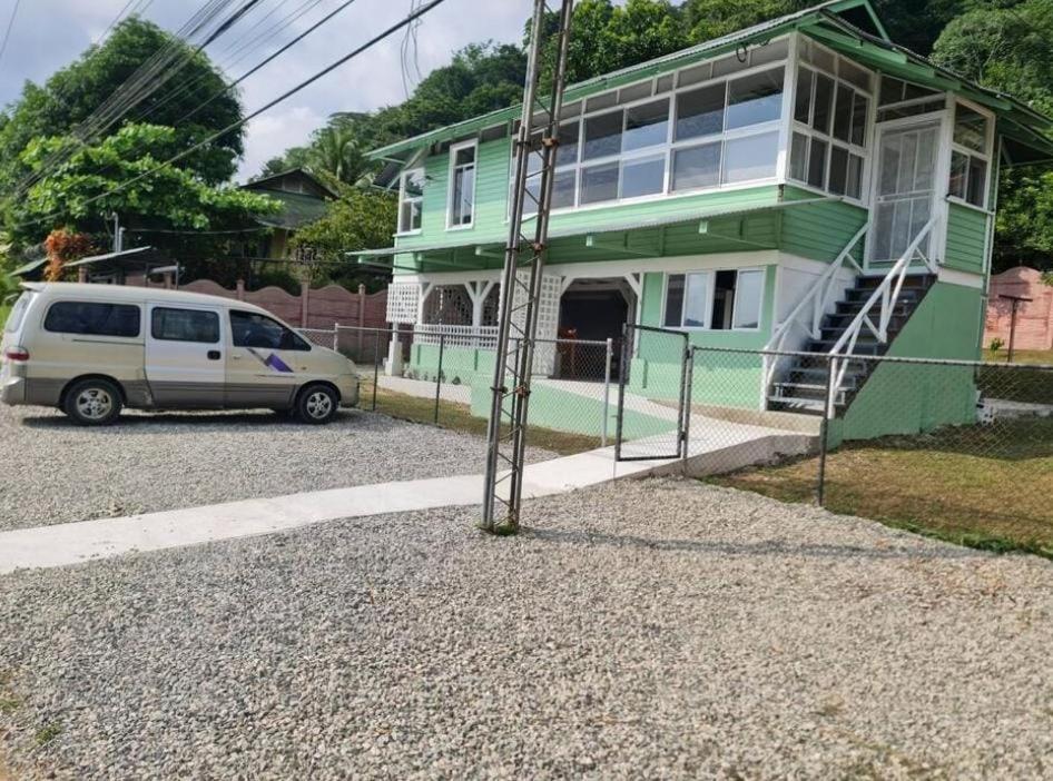 戈爾菲托的住宿－La Compañía，停在房子前面的白色货车