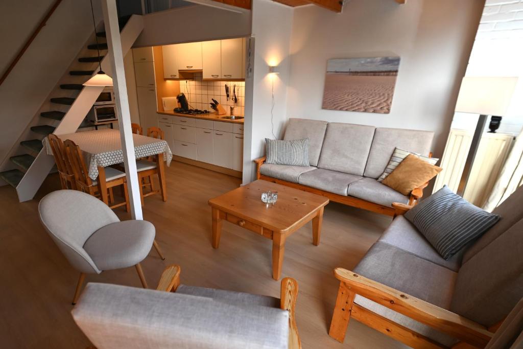 uma sala de estar com um sofá e uma mesa em Sincfal 10 Cadzand em Cadzand-Bad