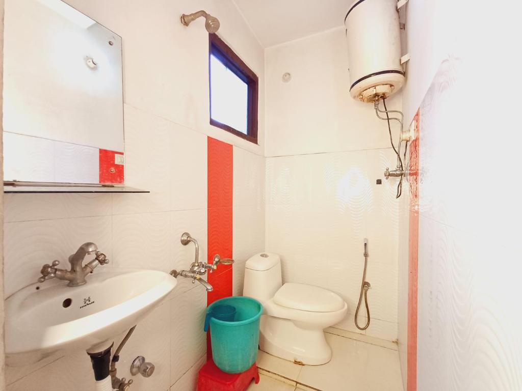 een kleine badkamer met een wastafel en een toilet bij HOTEL NEW AASHIYANA in Srinagar