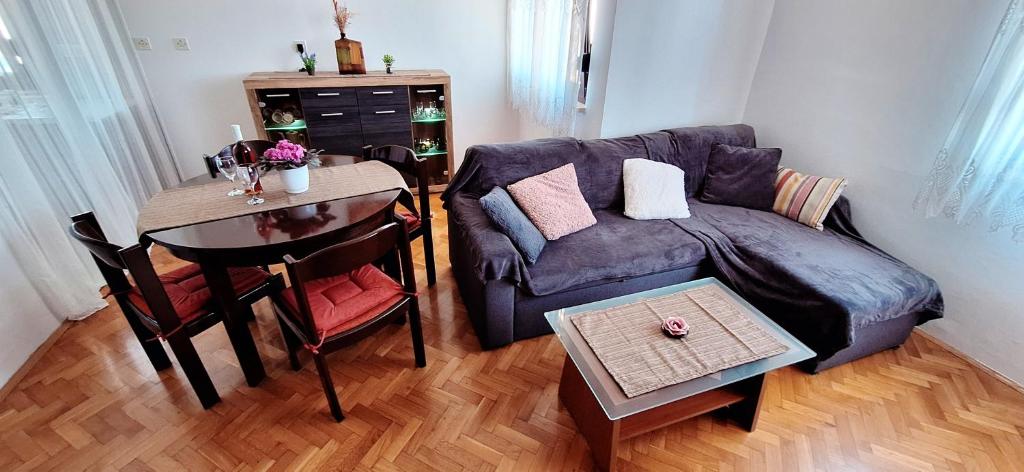 ein Wohnzimmer mit einem Sofa und einem Tisch in der Unterkunft Apartment V&S in Pula