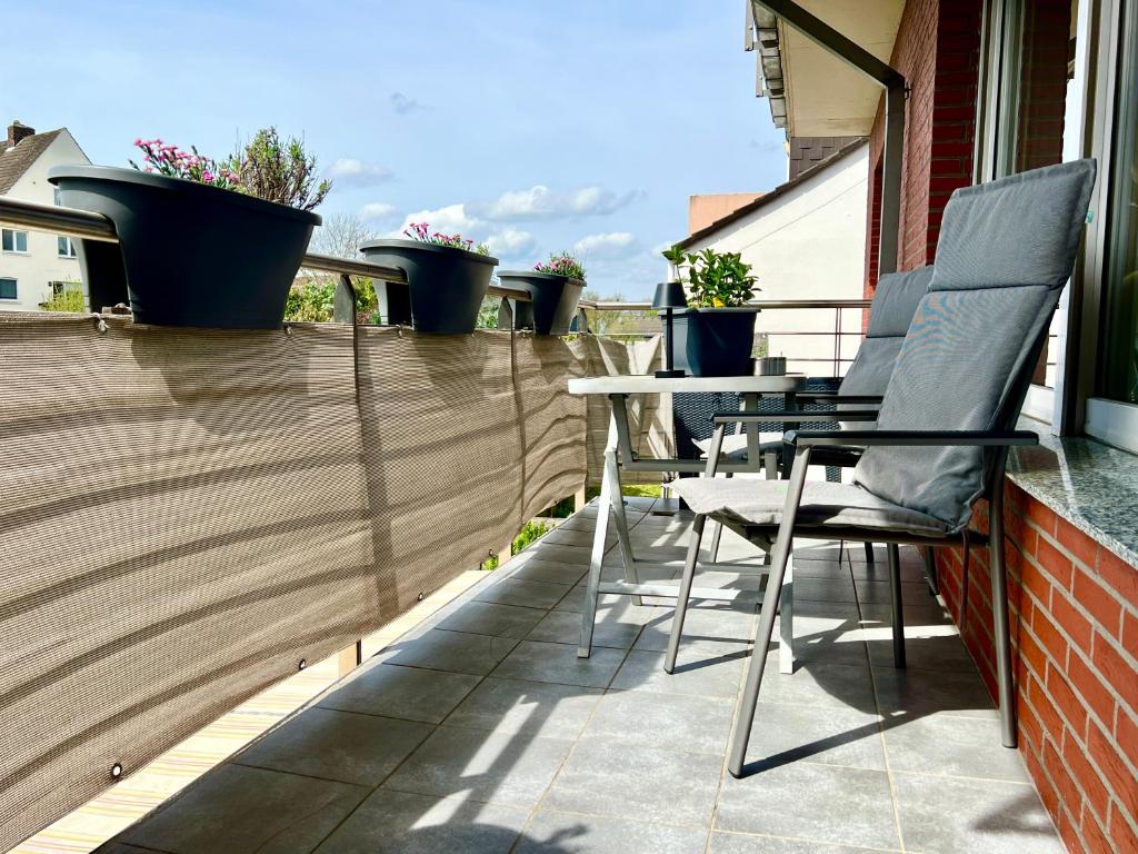 a patio with chairs and a table on a balcony at pottapartments - balkon - küche - wifi - nespresso in Herne