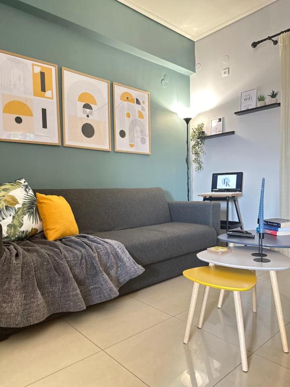 ein Wohnzimmer mit einem Sofa und einem Tisch in der Unterkunft FK Maison in Agrinio