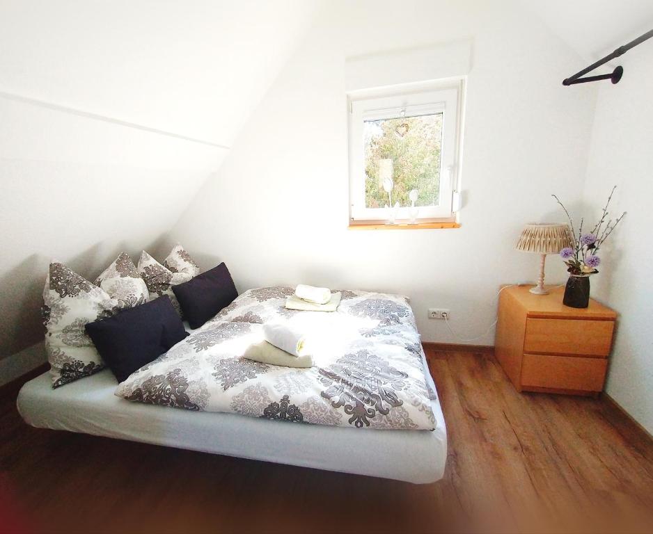 a bedroom with a bed and a window at Familien-Apartment SchmitTs Katz 