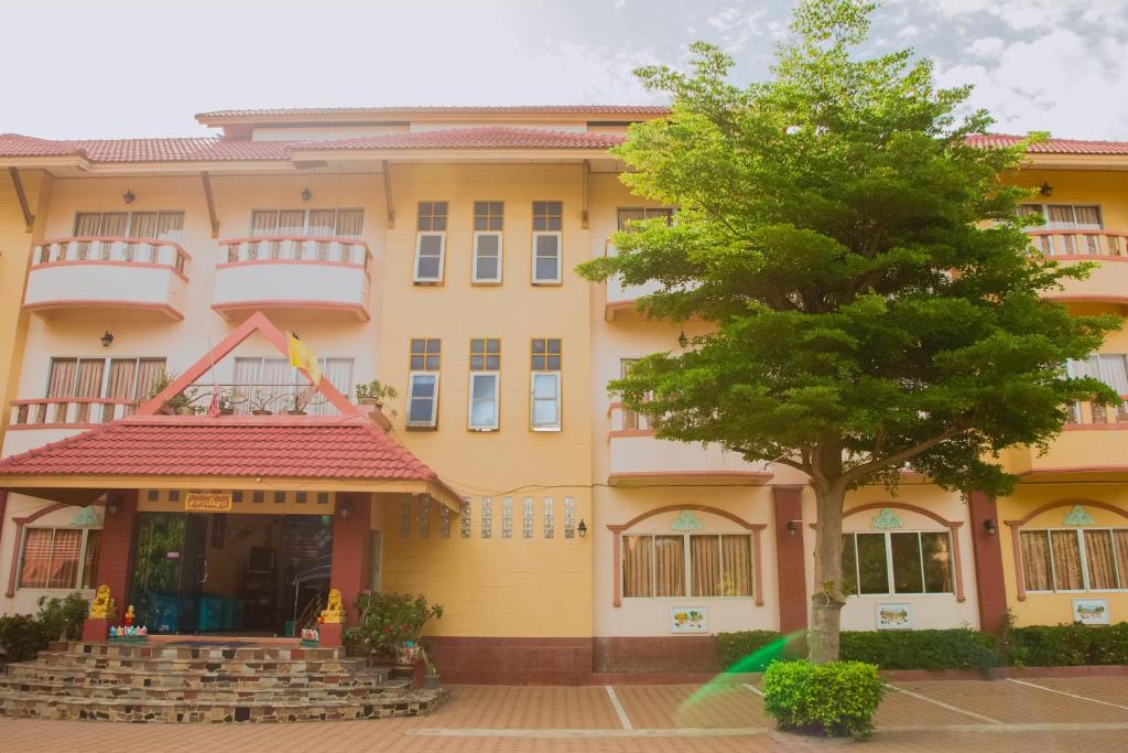 a building with a tree in front of it at บ้านพร้อมพงศ์ Ban Prompong in Ban Chak Phai