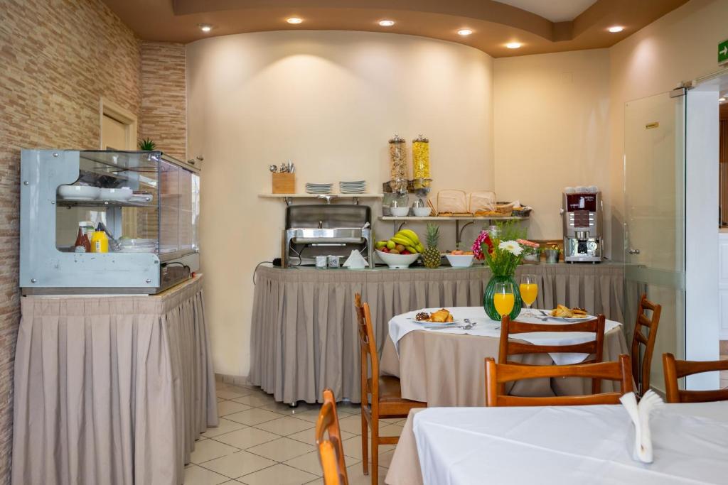 Kuchyň nebo kuchyňský kout v ubytování Hotel Bretagne