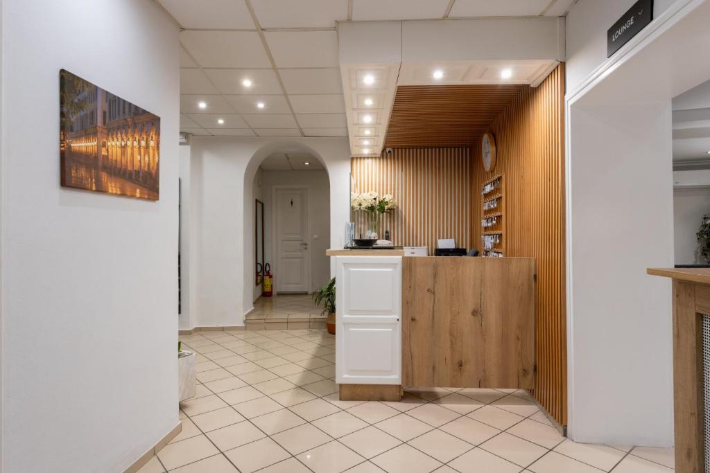 Kuchyň nebo kuchyňský kout v ubytování Hotel Bretagne