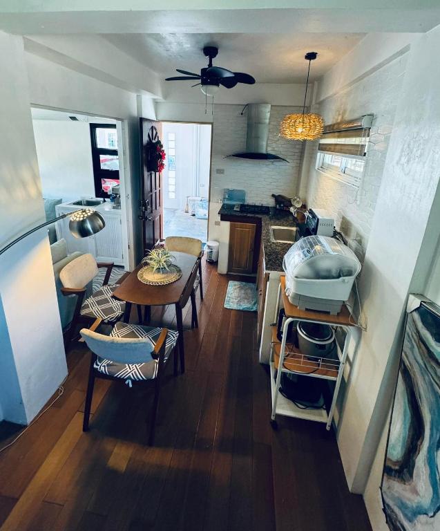 Kuchyň nebo kuchyňský kout v ubytování Josephine's Bunker