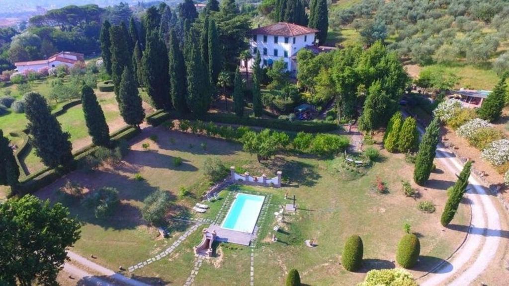 - une vue aérienne sur un domaine avec une piscine dans l'établissement Ferienhaus für 10 Personen in Uzzano, Toskana Provinz Pistoia, à Uzzano