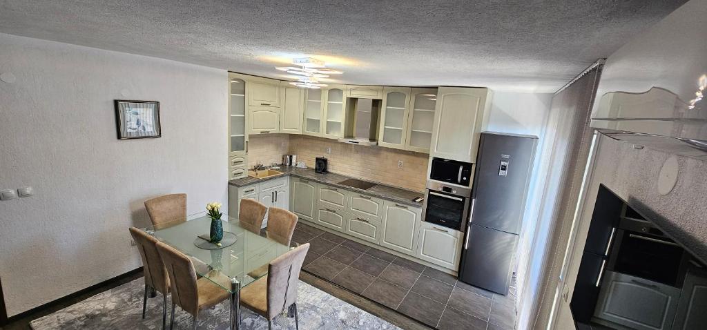 uma cozinha com mesa e cadeiras num quarto em Д и В 3 - D & V 3 Apartment em Sandanski