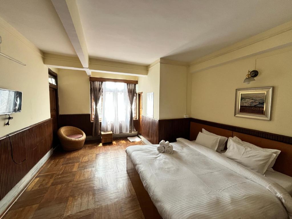 Un dormitorio con una cama grande y una ventana en Yesheyzz Homestay, Upper Sichey, Gangtok, en Gangtok