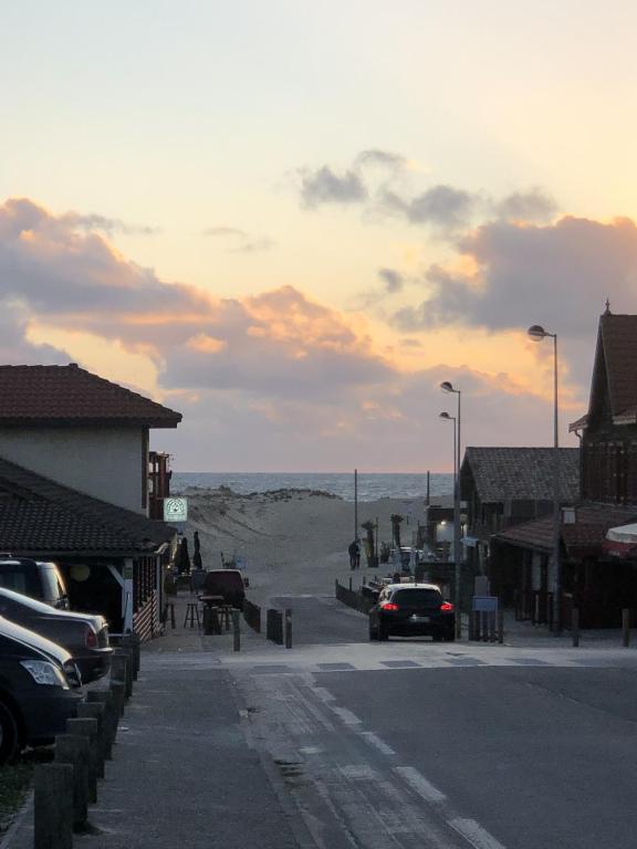 eine Straße mit am Straßenrand geparkten Autos in der Unterkunft Villa OCELANDES in Saint-Julien-en-Born