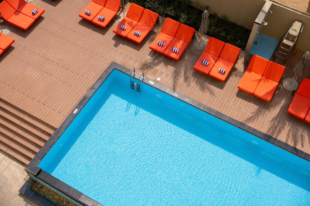 Bazén v ubytování Novotel Muscat Airport nebo v jeho okolí