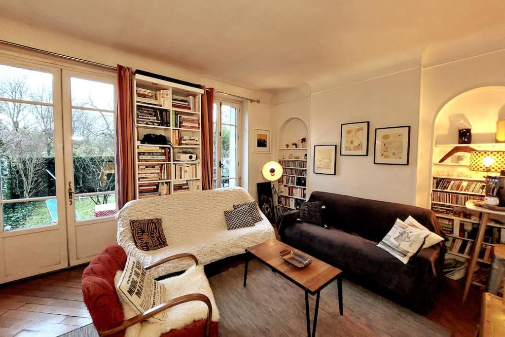O zonă de relaxare la Appartement familial avec jardin à Paris