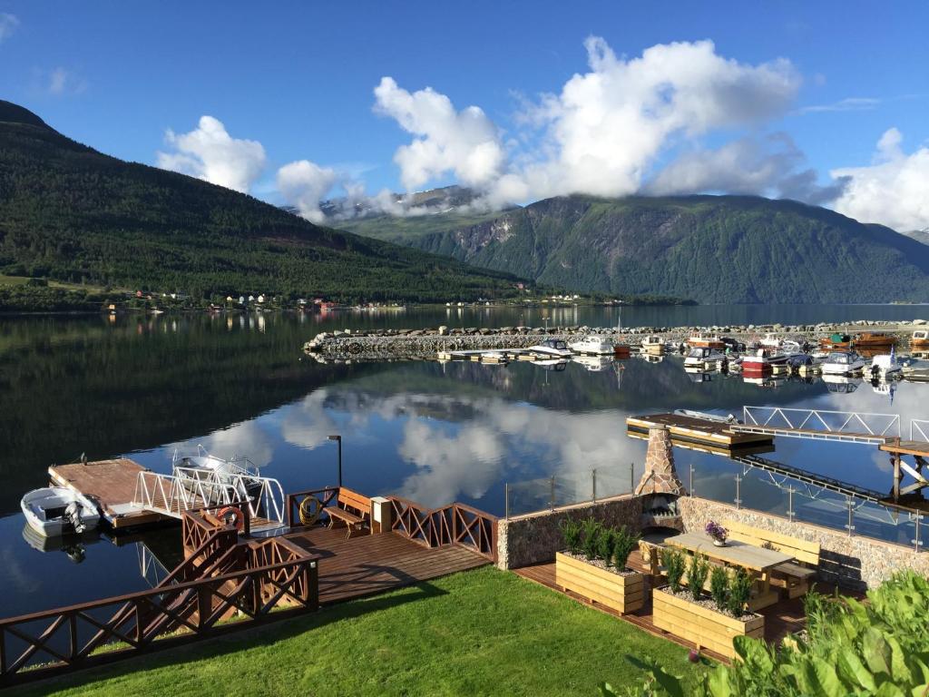 EidsvågにあるSolstrand Fjord Holidayの水の桟橋