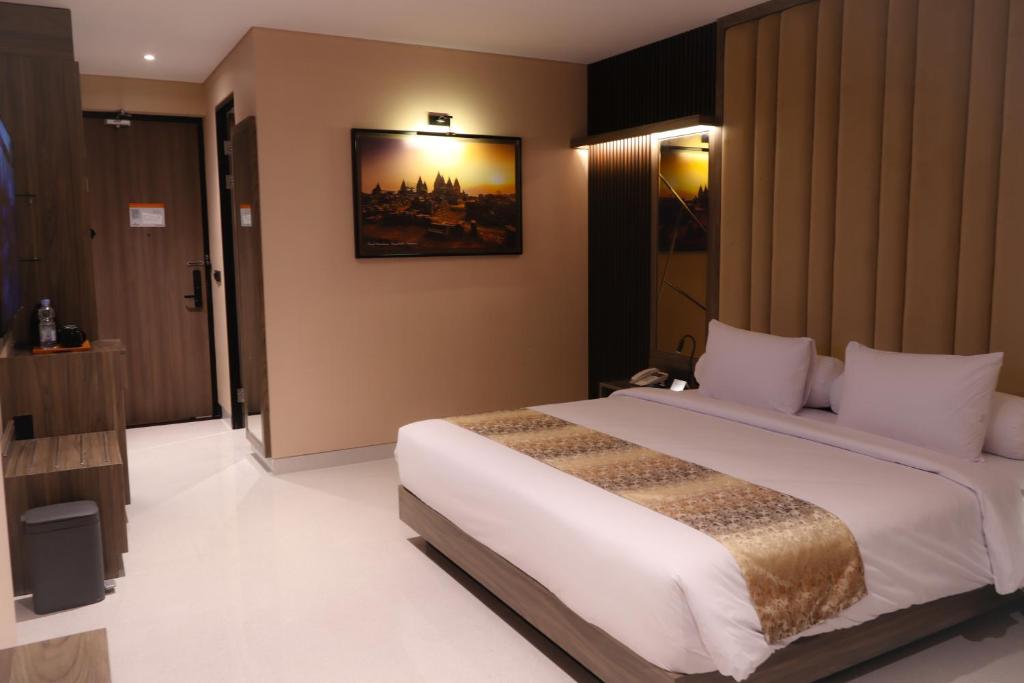 Postel nebo postele na pokoji v ubytování Eno Front One Hotel Semarang