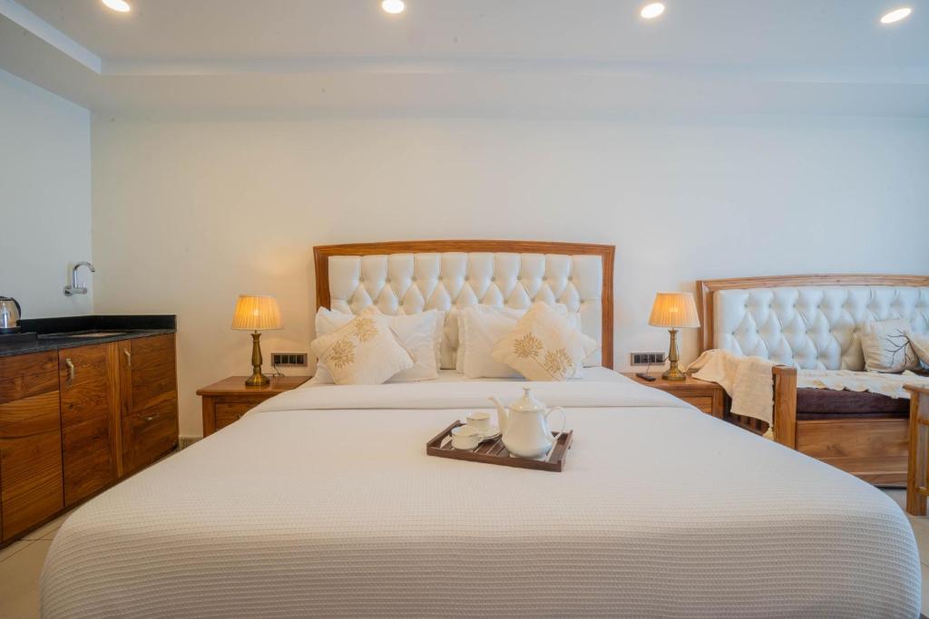 Postel nebo postele na pokoji v ubytování Perfectstayz Mokshada Suites