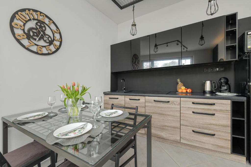 Kuchyňa alebo kuchynka v ubytovaní Etna Apartments Kołobrzeg by Noclegi Renters