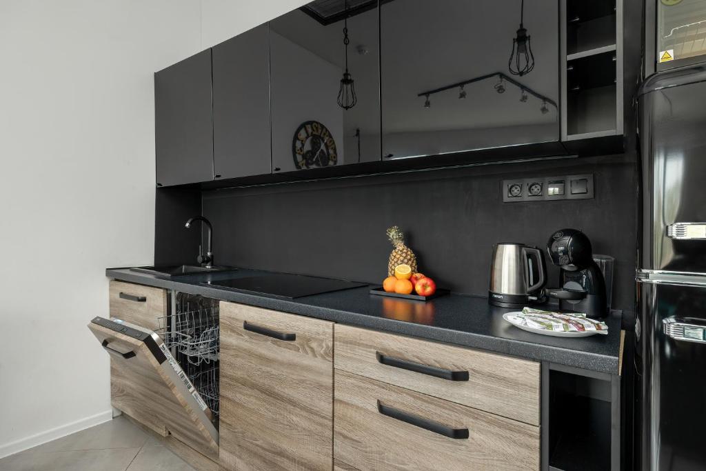 Kuchyňa alebo kuchynka v ubytovaní Etna Apartments Kołobrzeg by Noclegi Renters