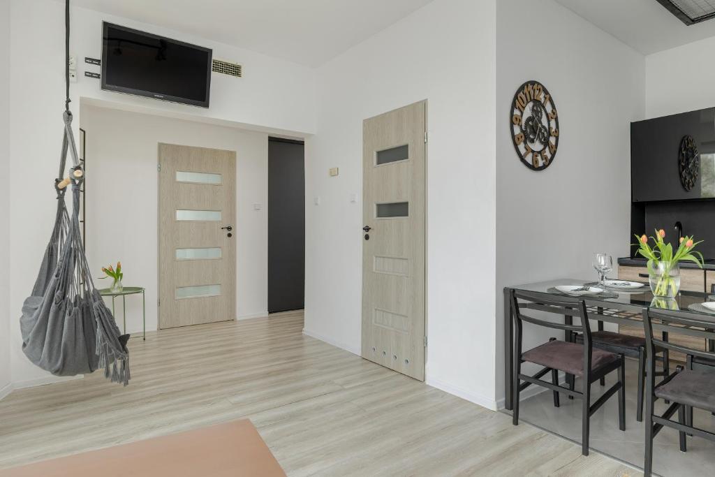Televízia a/alebo spoločenská miestnosť v ubytovaní Etna Apartments Kołobrzeg by Noclegi Renters