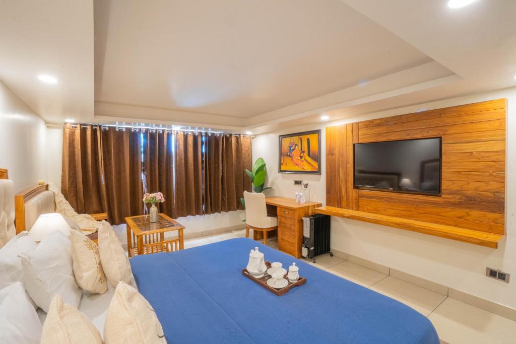 TV a/nebo společenská místnost v ubytování Perfectstayz Mokshada Suites