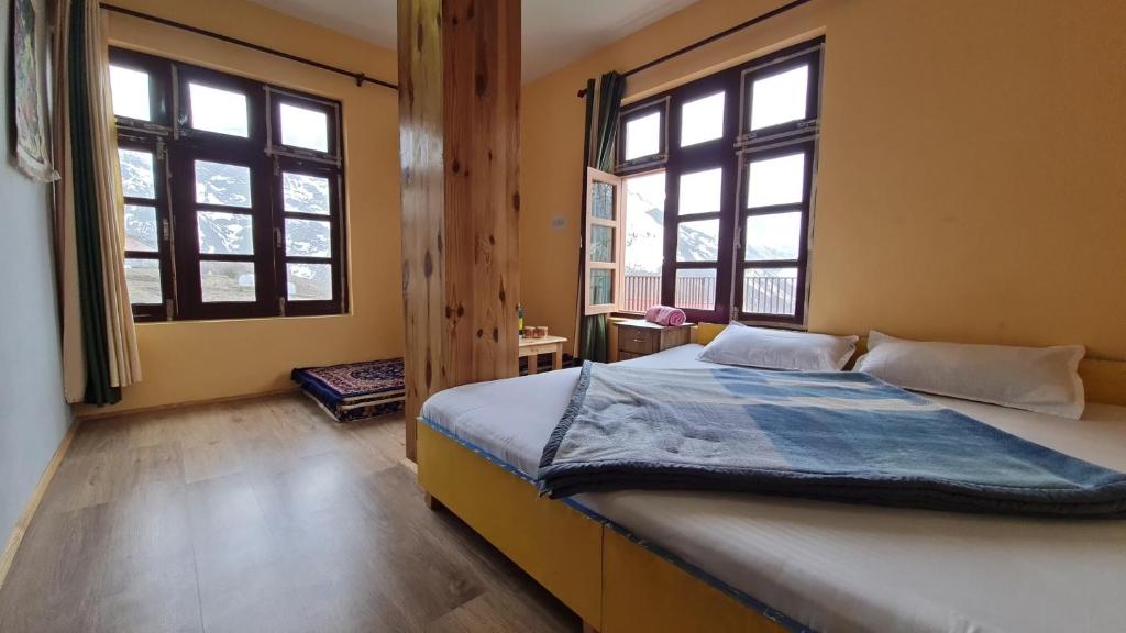 Beyond Rohtang - Quarto Duplo Com Vista Para A Montanha