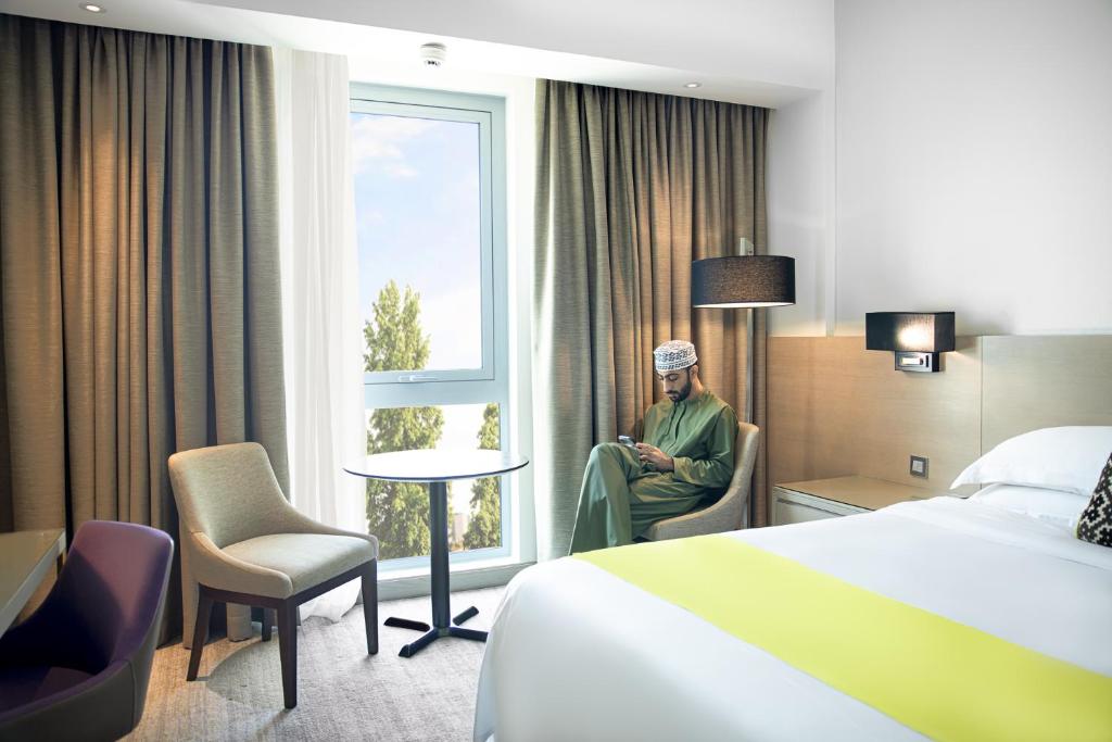 Postel nebo postele na pokoji v ubytování Novotel Muscat Airport