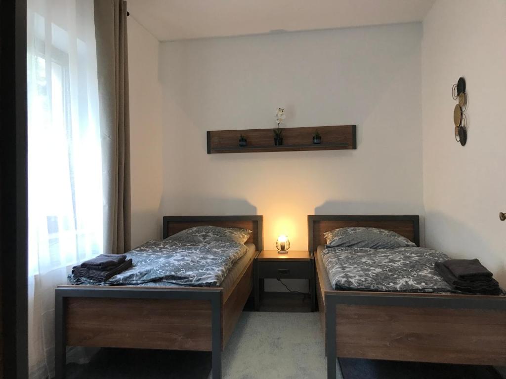 Ein Bett oder Betten in einem Zimmer der Unterkunft Mimalou möbliertes Apartment in Crimmitschau