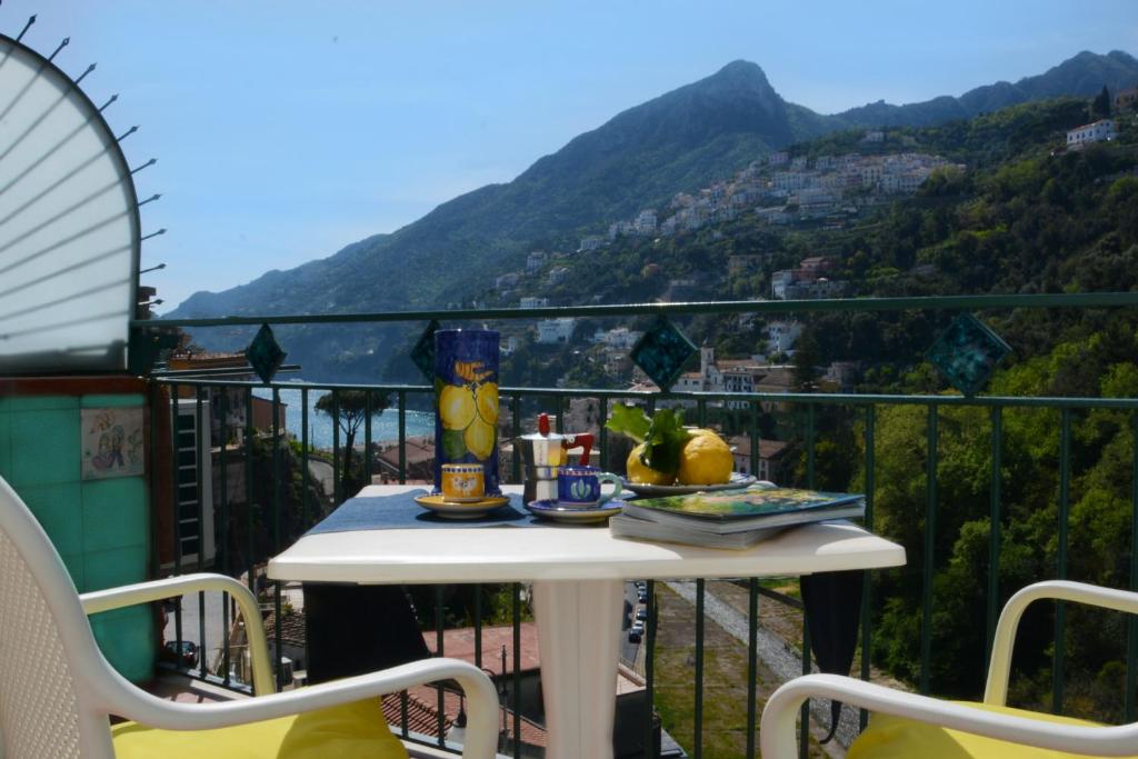 un tavolo su un balcone con vista sulle montagne di Panoramic Flat Amalfi Coast - Sea View 2 a Vietri
