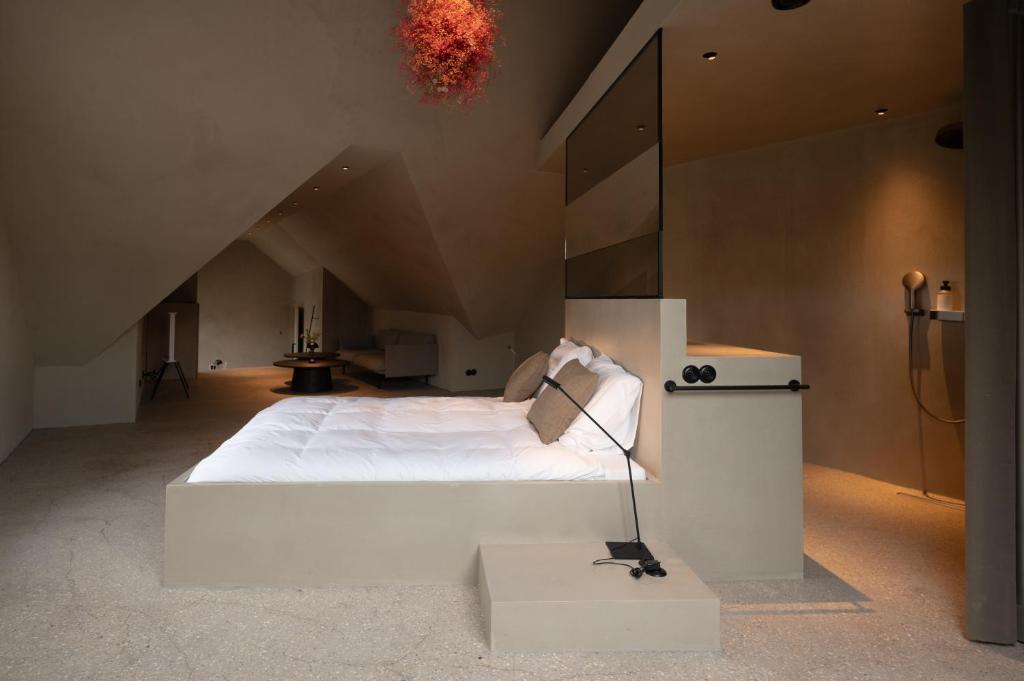 Postel nebo postele na pokoji v ubytování Luxe in Het Posthuis - nieuwe Stijlvolle Verblijven in Oud-Rekem