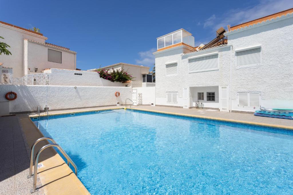 VILLA URBANIA Holiday Home By Sunkeyrents