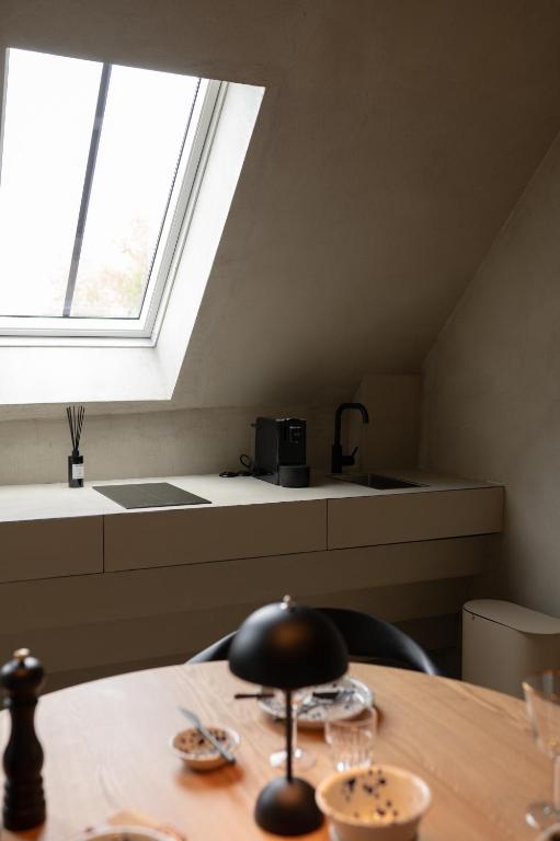Příslušenství pro přípravu čaje a kávy v ubytování Luxe in Het Posthuis - nieuwe Stijlvolle Verblijven in Oud-Rekem