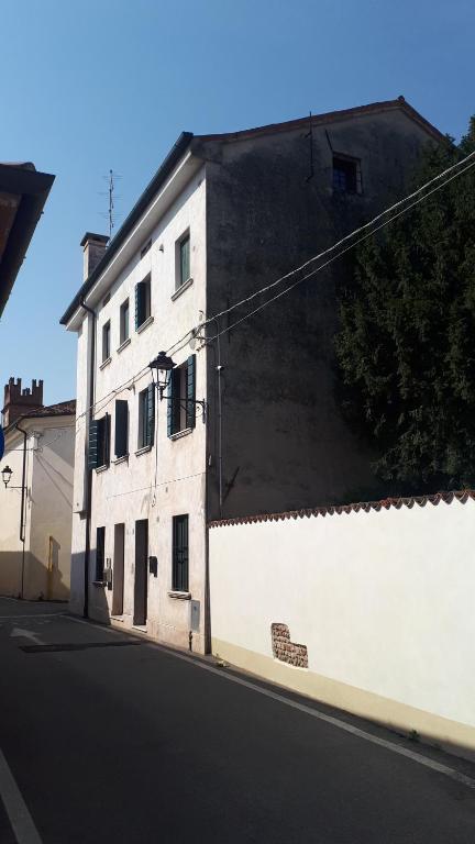 un edificio blanco al lado de una calle en Ca' Santina en Cittadella
