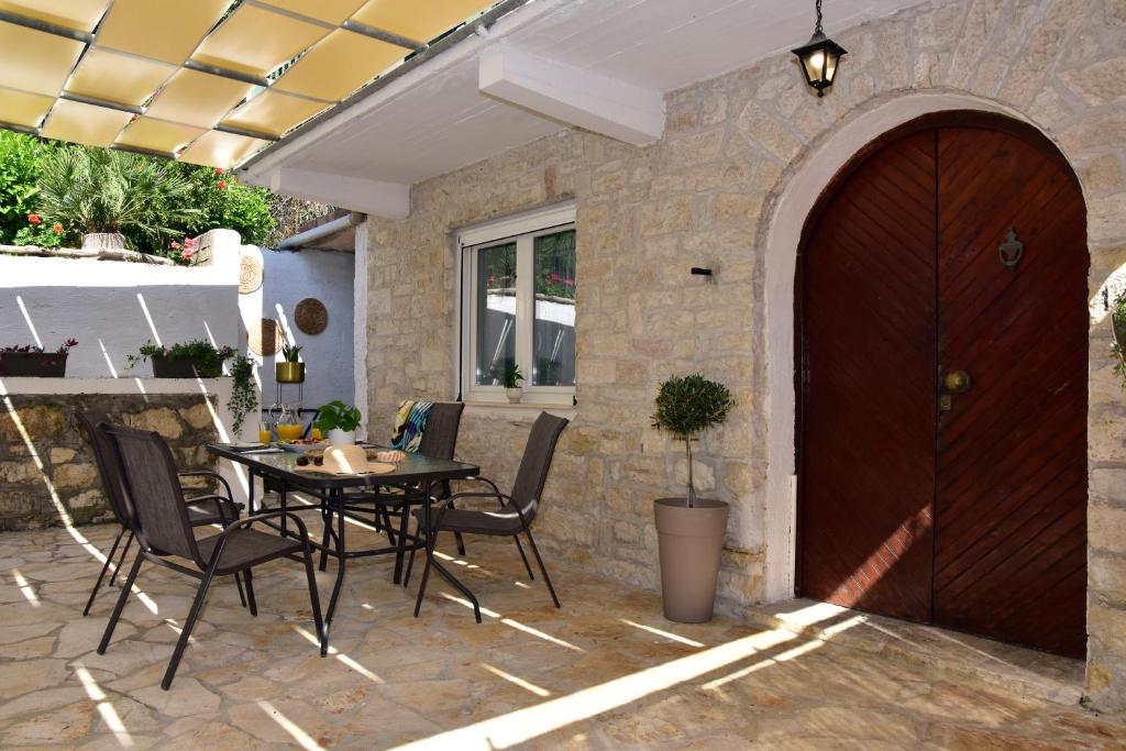 Patio alebo iná vonkajšia časť ubytovania Karmela's Cottage by CorfuEscapes