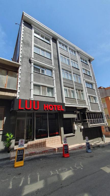 un bâtiment avec un panneau d'hôtel devant lui dans l'établissement Luu Hotel, à Çorlu