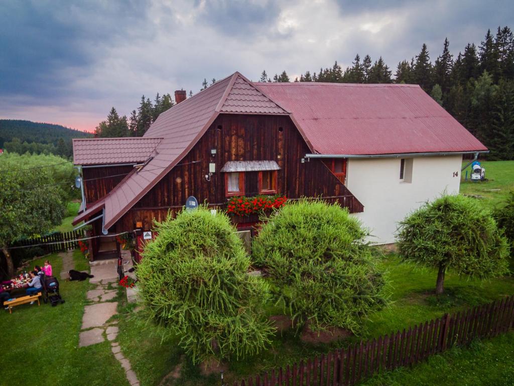 ein großes Holzhaus mit rotem Dach in der Unterkunft Osmelakowa Dolina in Spalona