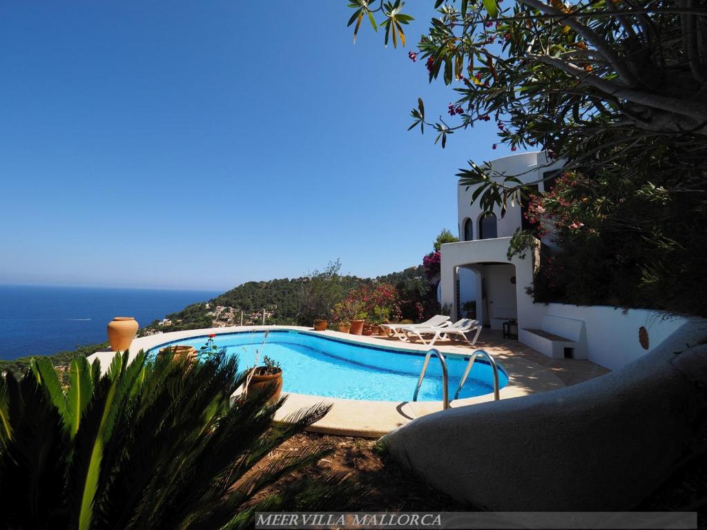 una piscina con vistas al océano en Meervilla Mallorca - Charmantes Ferienhaus mit phantastischem Meerblick in Canyamel, en Canyamel
