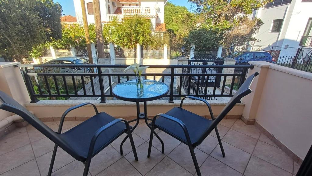 - Balcón con mesa y 2 sillas en Studio Apartments Eirini, en Pyrgi Thermis