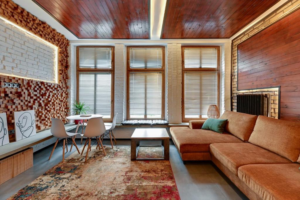 Hotel Ogarna apartament, a living room with a couch and a table at Ogarna apartament in Gdańsk