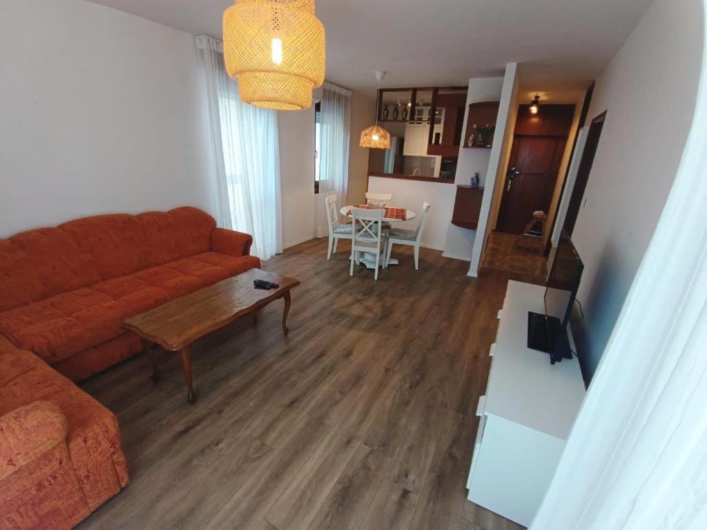 sala de estar con sofá y mesa en Apartman Petra, en Split