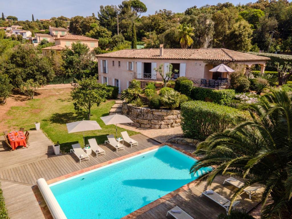 une vue aérienne d'une villa avec piscine dans l'établissement Villa Medea -Beautiful family villa, à La Croix-Valmer