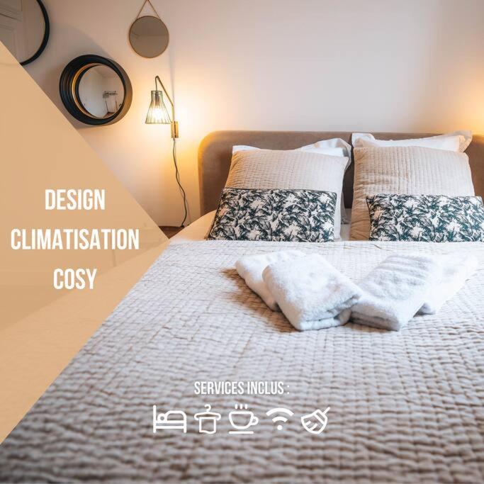 - un lit à baldaquin avec 2 serviettes dans l'établissement Le Berry Chic • Raffiné & Spacieux • Proche Gare, à Châteauroux