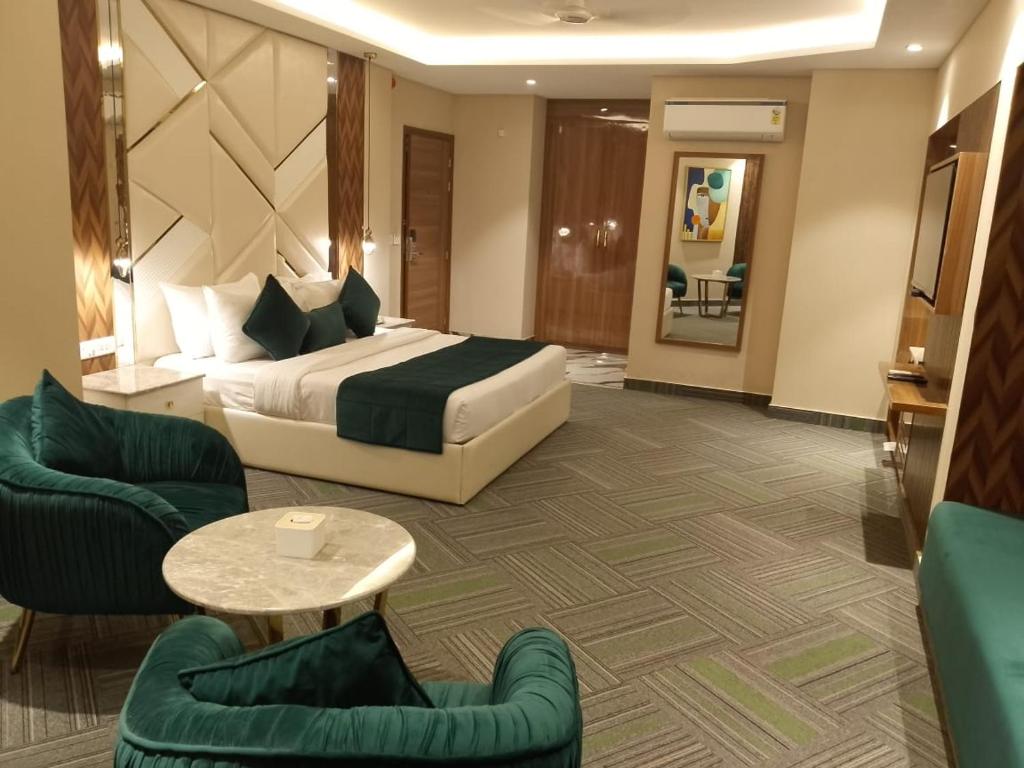 Uma cama ou camas num quarto em Airport Hotel Ramhan Palace Mahipalpur